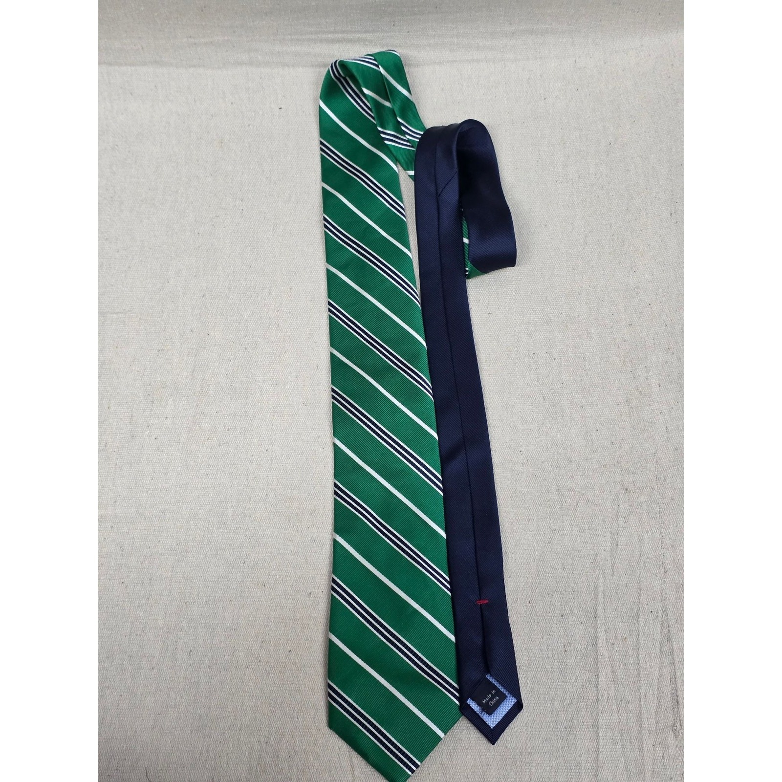 Tommy Hilfiger Mens Silk Necktie Green Navy Blue White Diagonal Striped Tie
